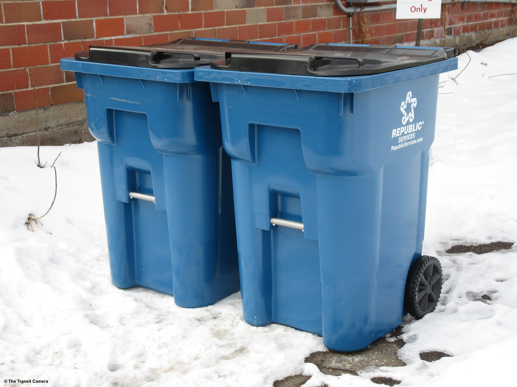 Tong Sampah Biru
